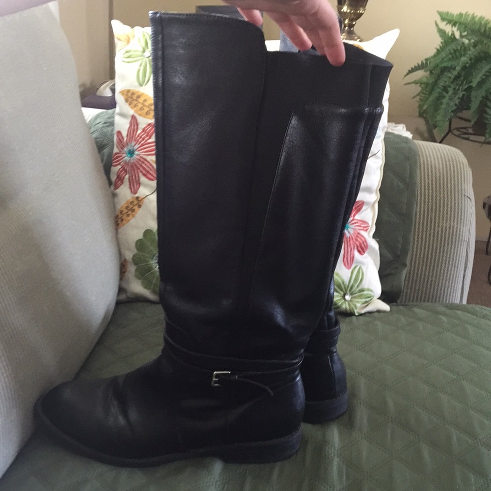 Black boots with buckle